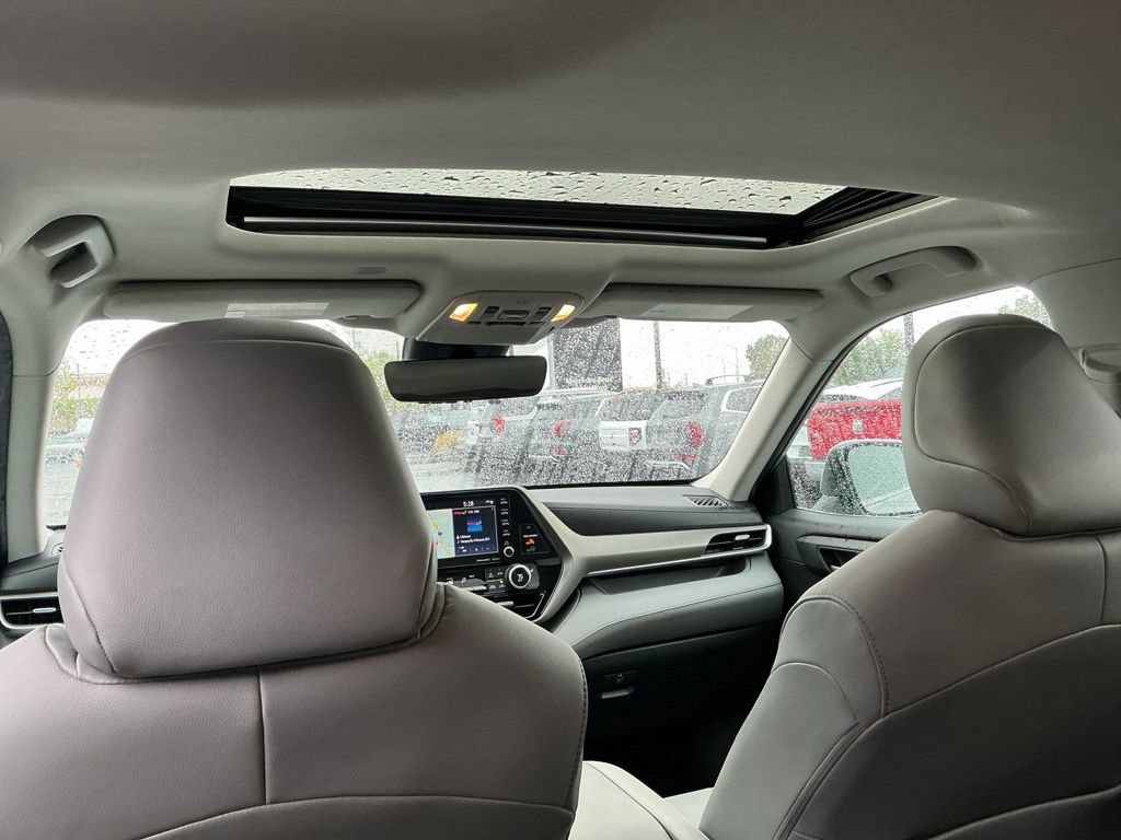 Used 2020 Toyota Highlander XLE AWD/4WD image 25