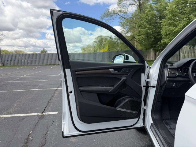 Certified 2025 Audi Q5 e Premium Plus w/ Premium Plus Package AWD/4WD image 19