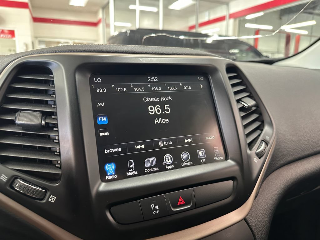 Used 2018 Jeep Cherokee Limited w/ Trailer Tow Group AWD/4WD image 21