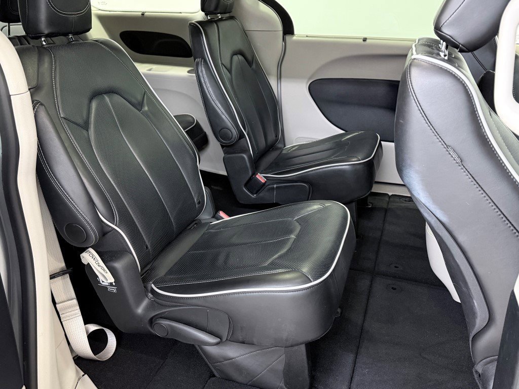 Used 2024 Chrysler Pacifica Limited image 13
