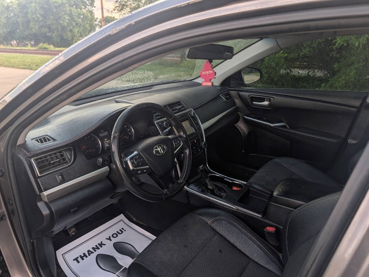 Used 2017 Toyota Camry SE w/ Moonroof Package FWD image 3