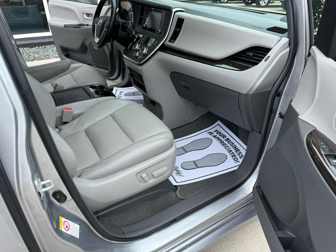 Used 2018 Toyota Sienna XLE w/ Entertainment Package FWD image 15