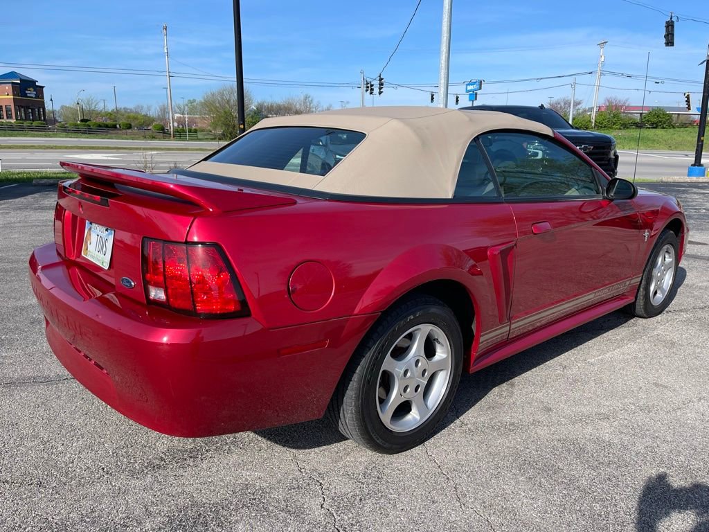 Used 2000 Ford Mustang Convertible RWD image 3