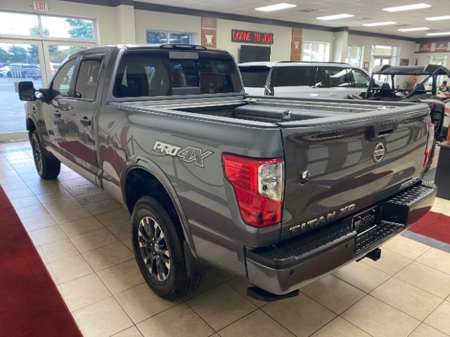 Used 2017 Nissan Titan PRO-4X w/ Pro-4x Convenience Package AWD/4WD image 2