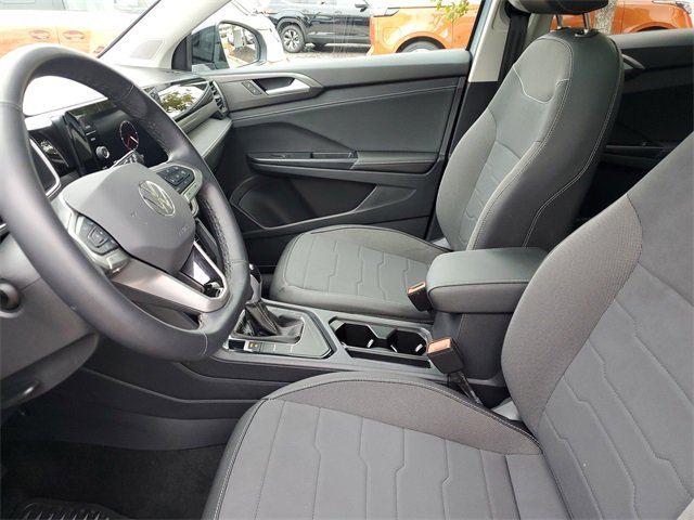 Certified 2025 Volkswagen Taos SE image 21