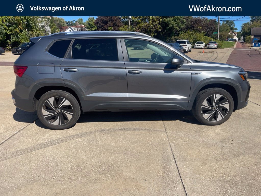 Used 2024 Volkswagen Taos SE AWD/4WD image 1