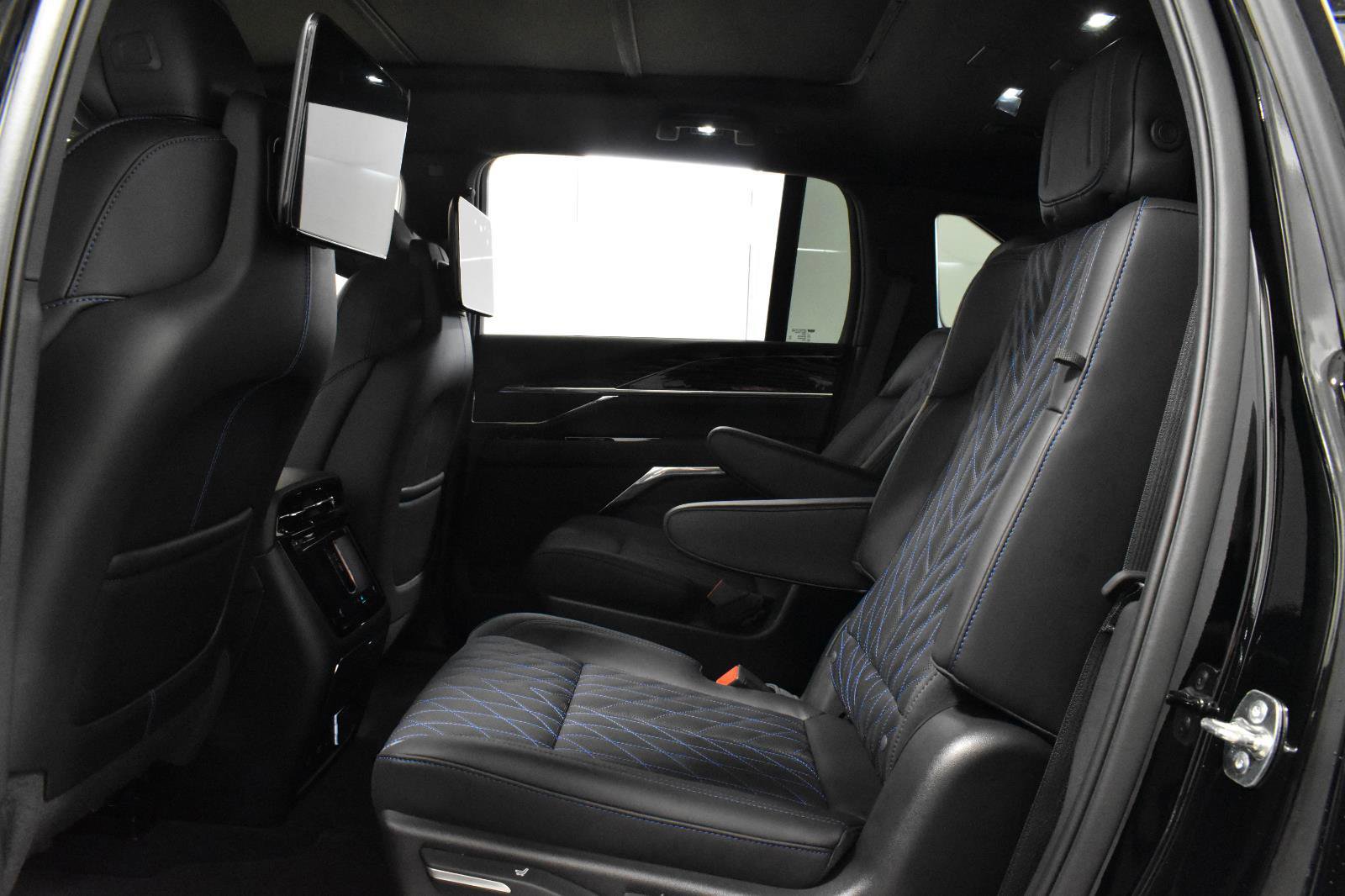 New 2025 Cadillac Escalade IQ Luxury 1 w/ LPO, Radiant Package image 3