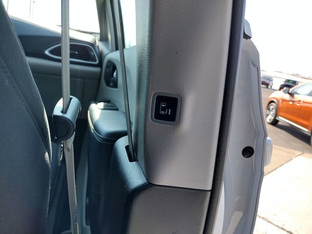 Used 2024 Chrysler Voyager LX image 27