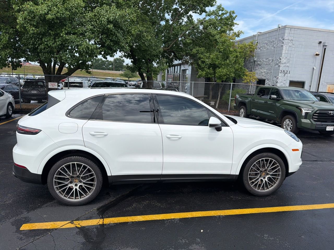 Used 2023 Porsche Cayenne Platinum Edition AWD/4WD image 2