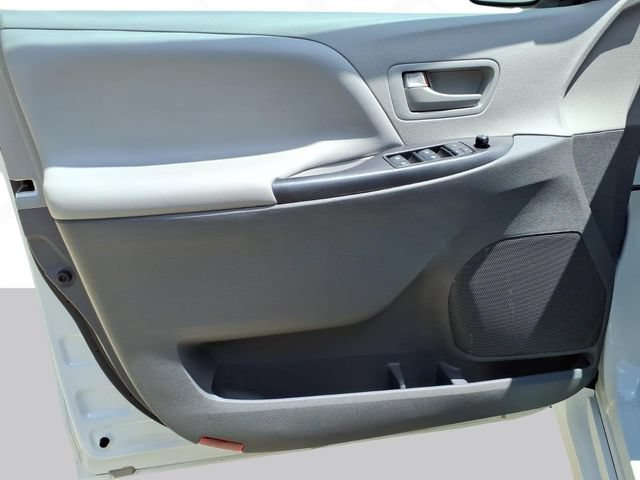Used 2020 Toyota Sienna L FWD image 10