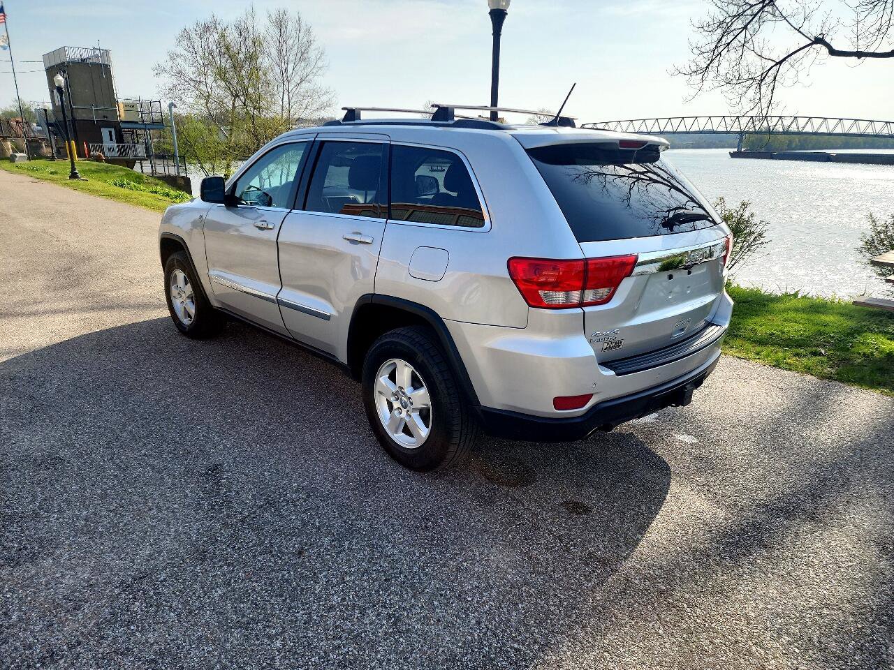 Used 2012 Jeep Grand Cherokee Laredo image 3