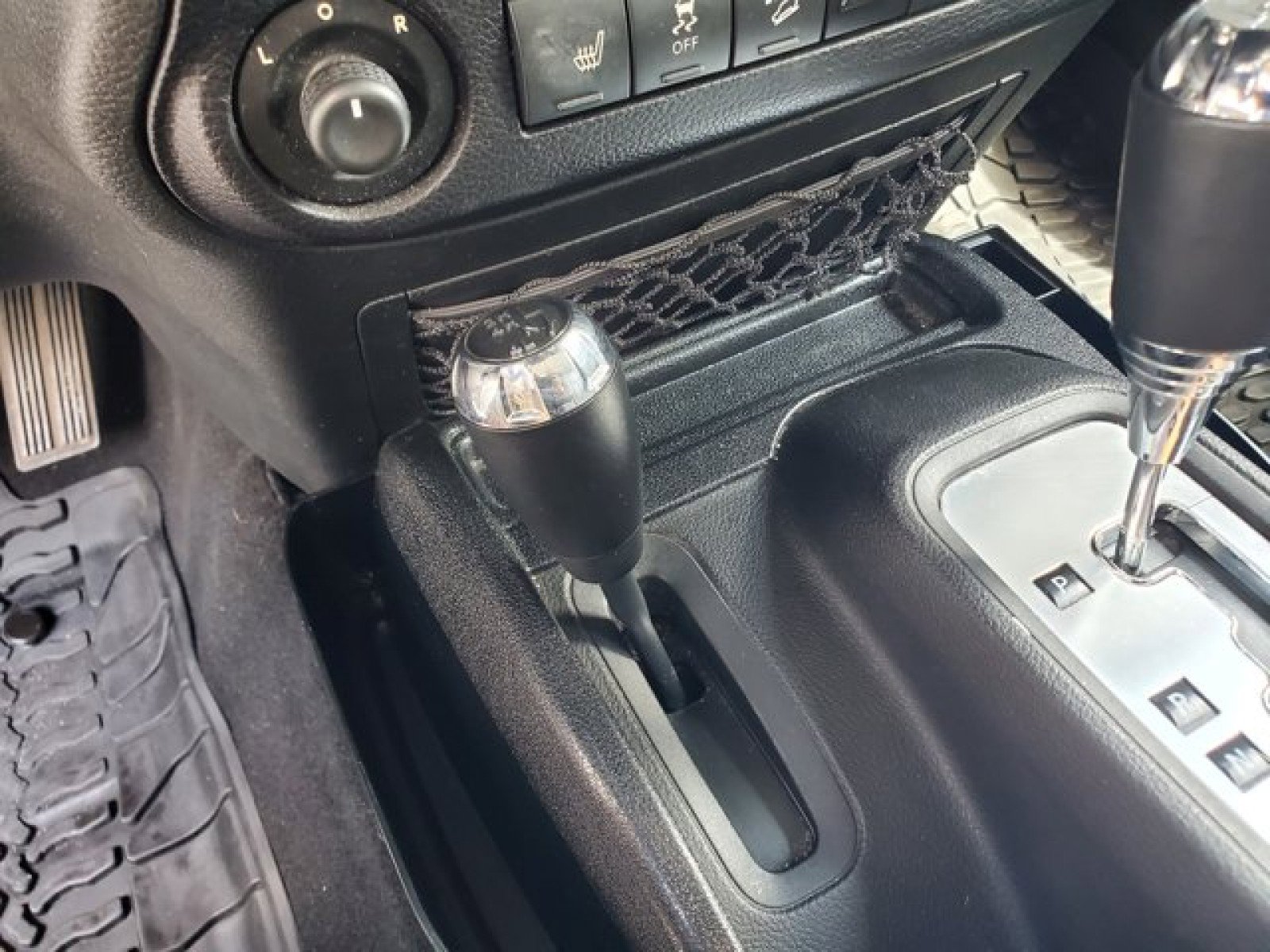 Used 2015 Jeep Wrangler Unlimited Rubicon w/ Connectivity Group image 22