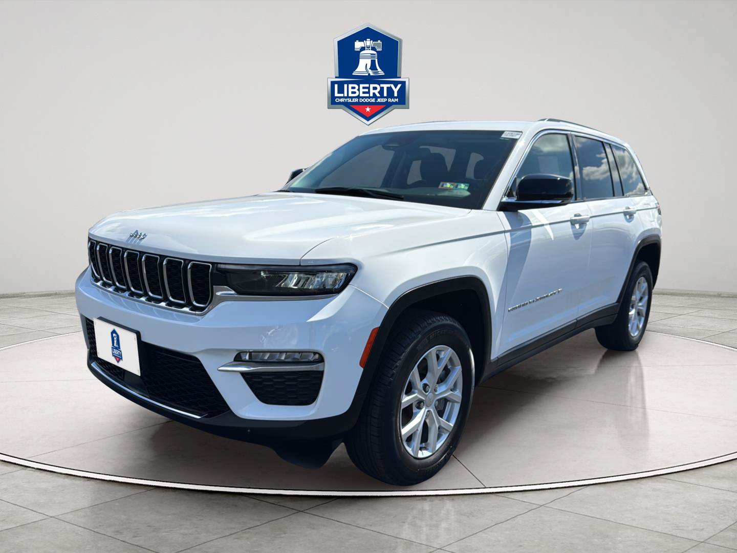 Certified 2023 Jeep Grand Cherokee Limited AWD/4WD image 4