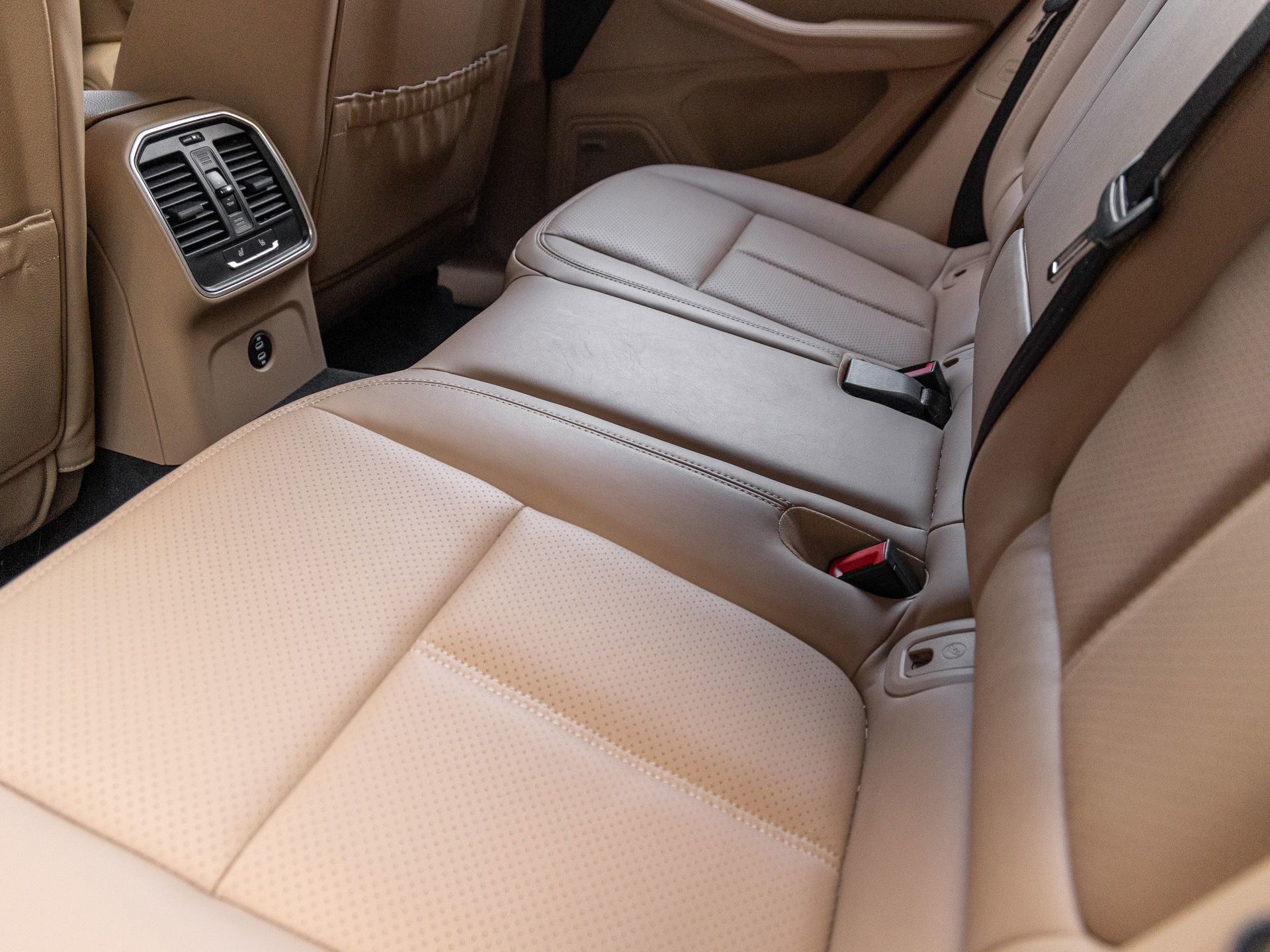 Certified 2025 Porsche Macan AWD/4WD image 24