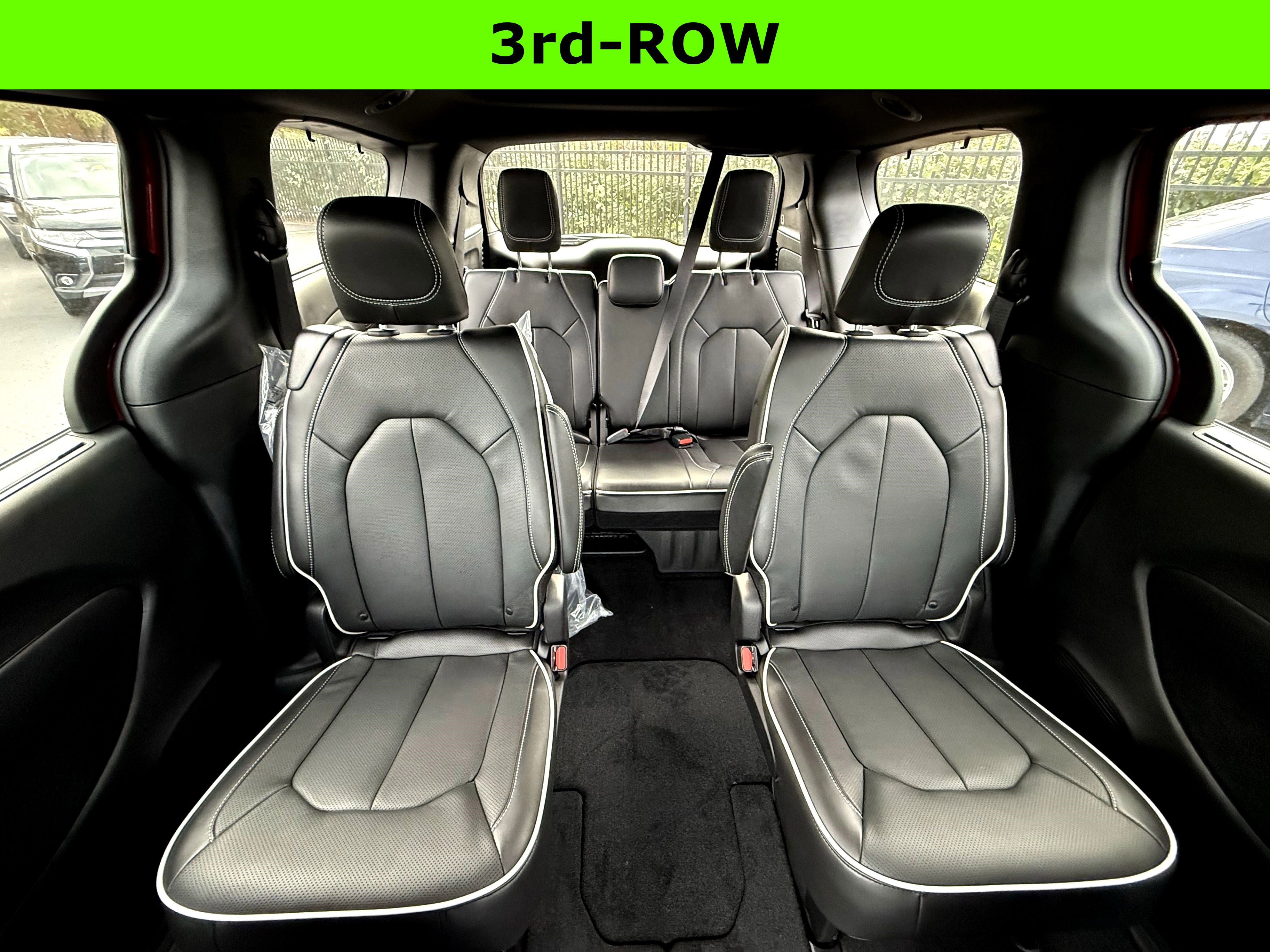 New 2026 Chrysler Pacifica Limited w/ Uconnect Theater Family Group image 34