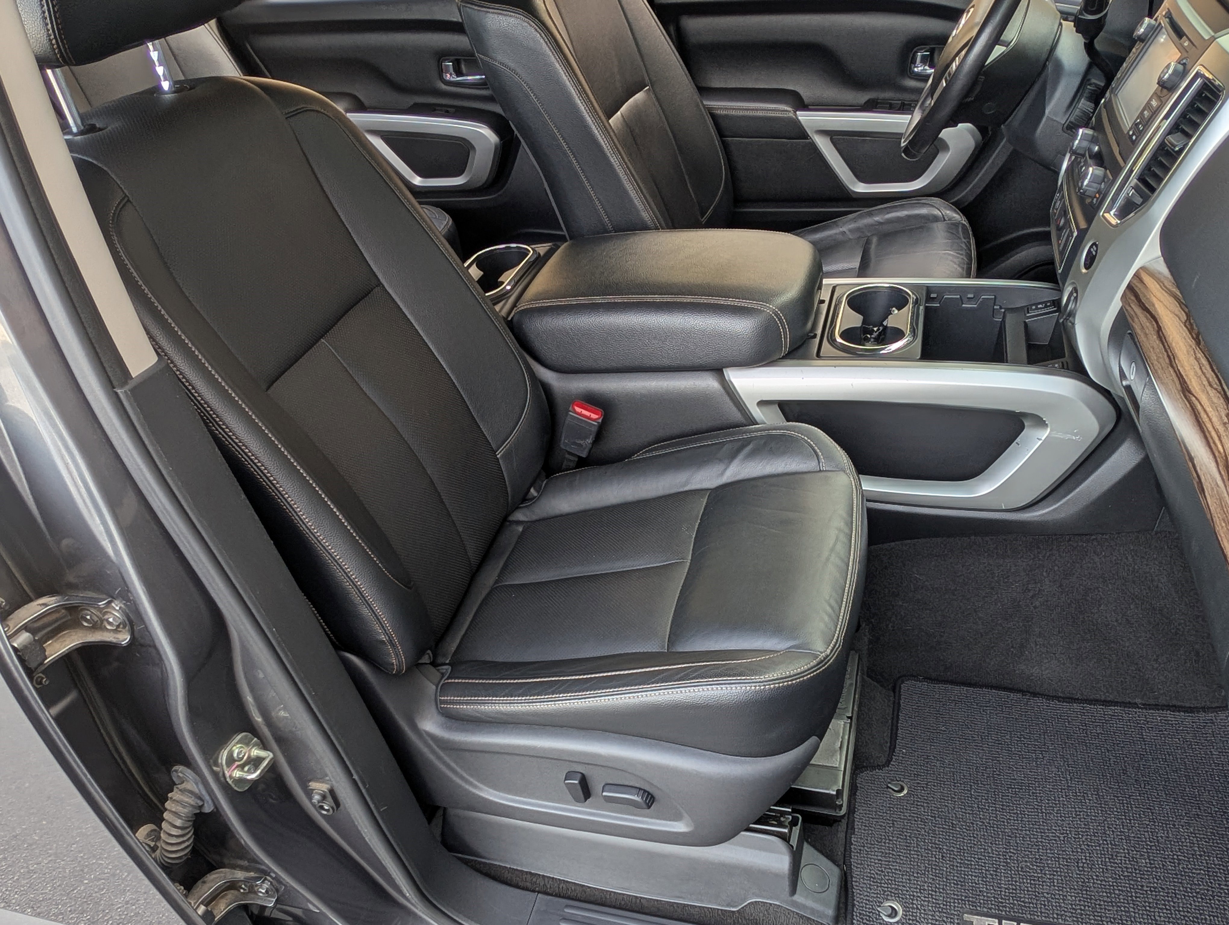 Used 2018 Nissan Titan SL image 20