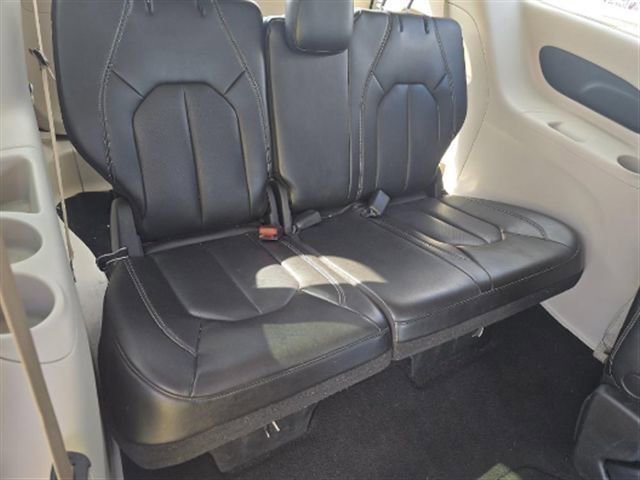 Used 2023 Chrysler Pacifica Touring-L FWD image 6