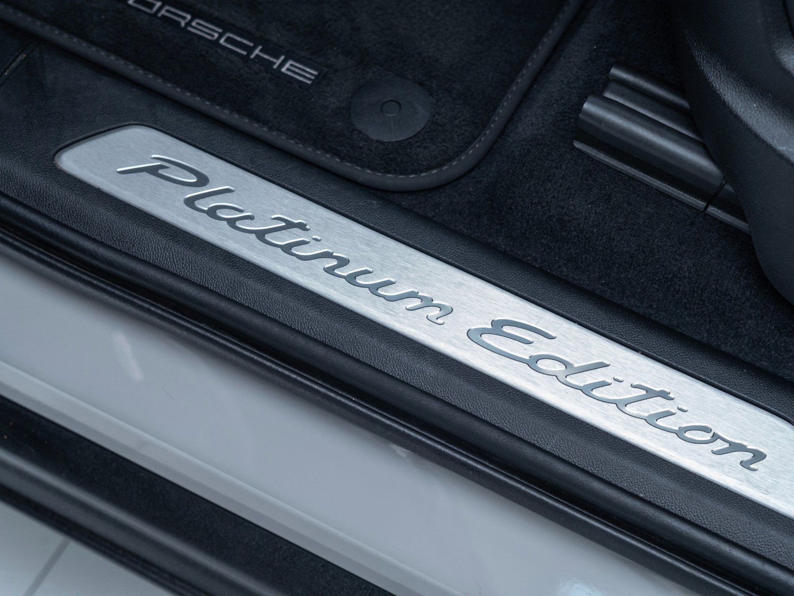 Certified 2022 Porsche Cayenne Platinum Edition image 14