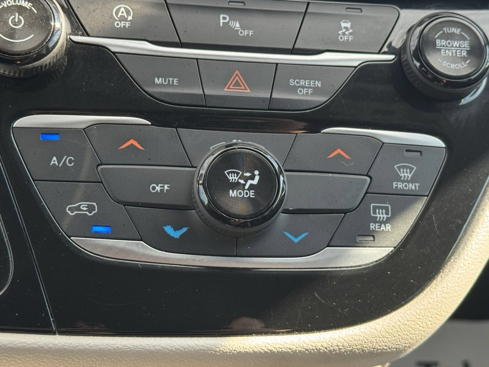 Used 2018 Chrysler Pacifica Touring w/ Tire & Wheel Group FWD image 21