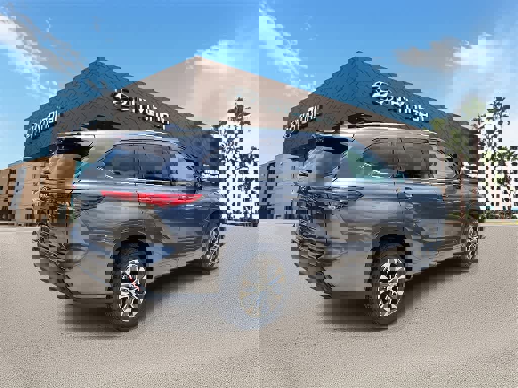 Used 2020 Toyota Highlander XLE image 3