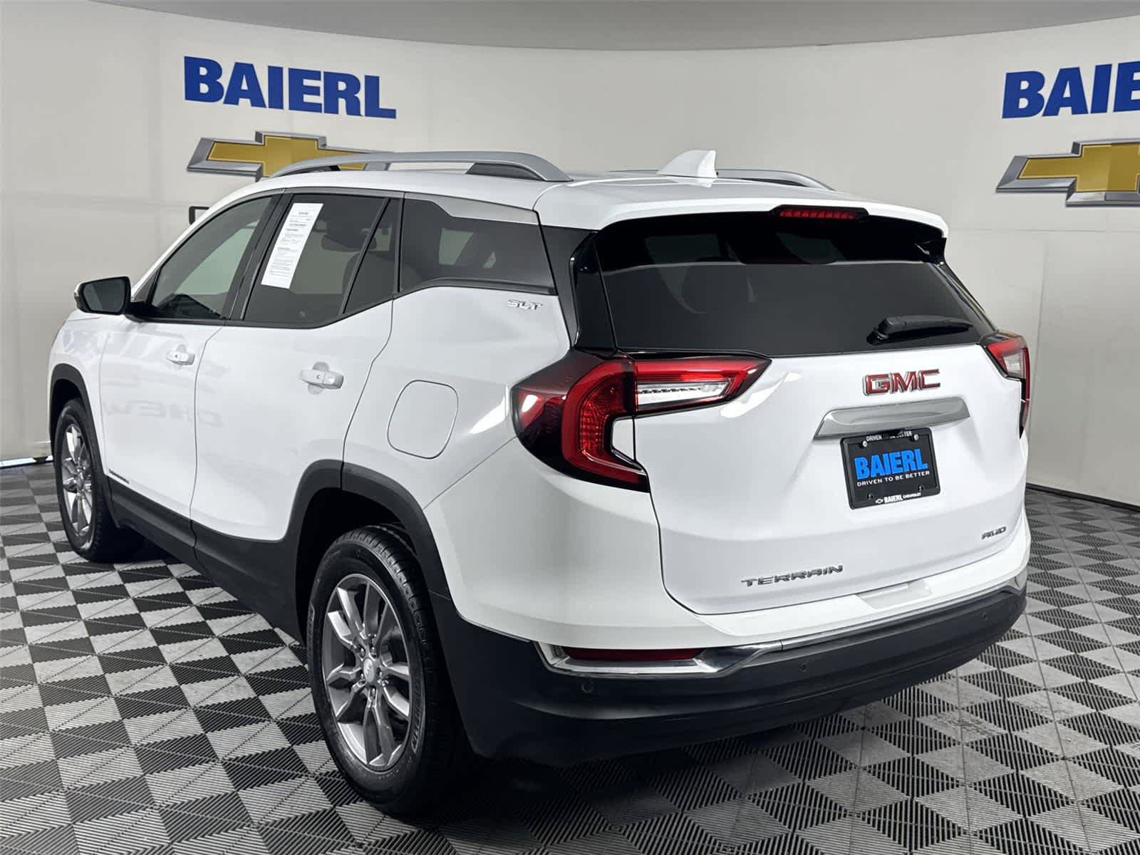 Used 2023 GMC Terrain SLT AWD/4WD image 3