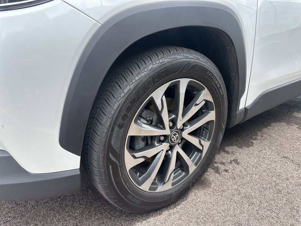 Used 2025 Toyota Corolla Cross XLE w/ Convenience Package image 16