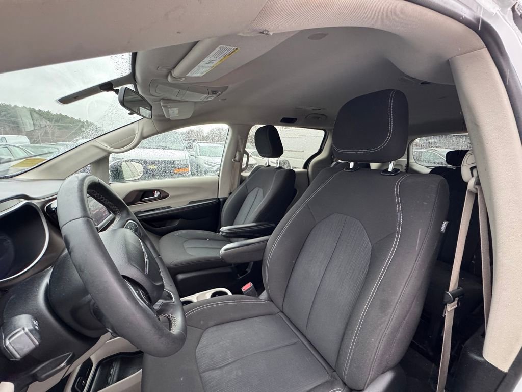 Used 2022 Chrysler Voyager LX image 24