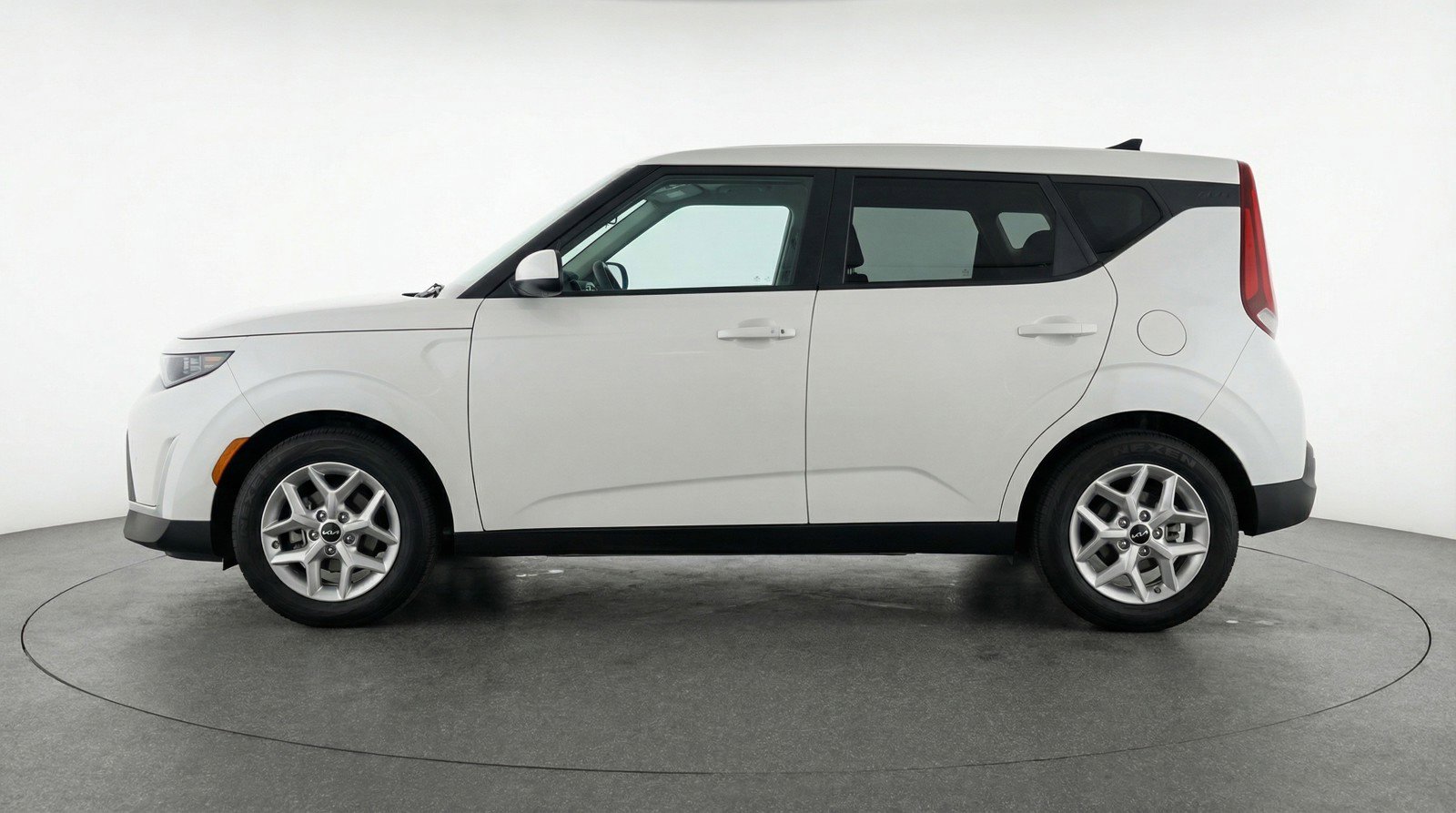 Used 2025 Kia Soul LX w/ LX Technology Package FWD image 5