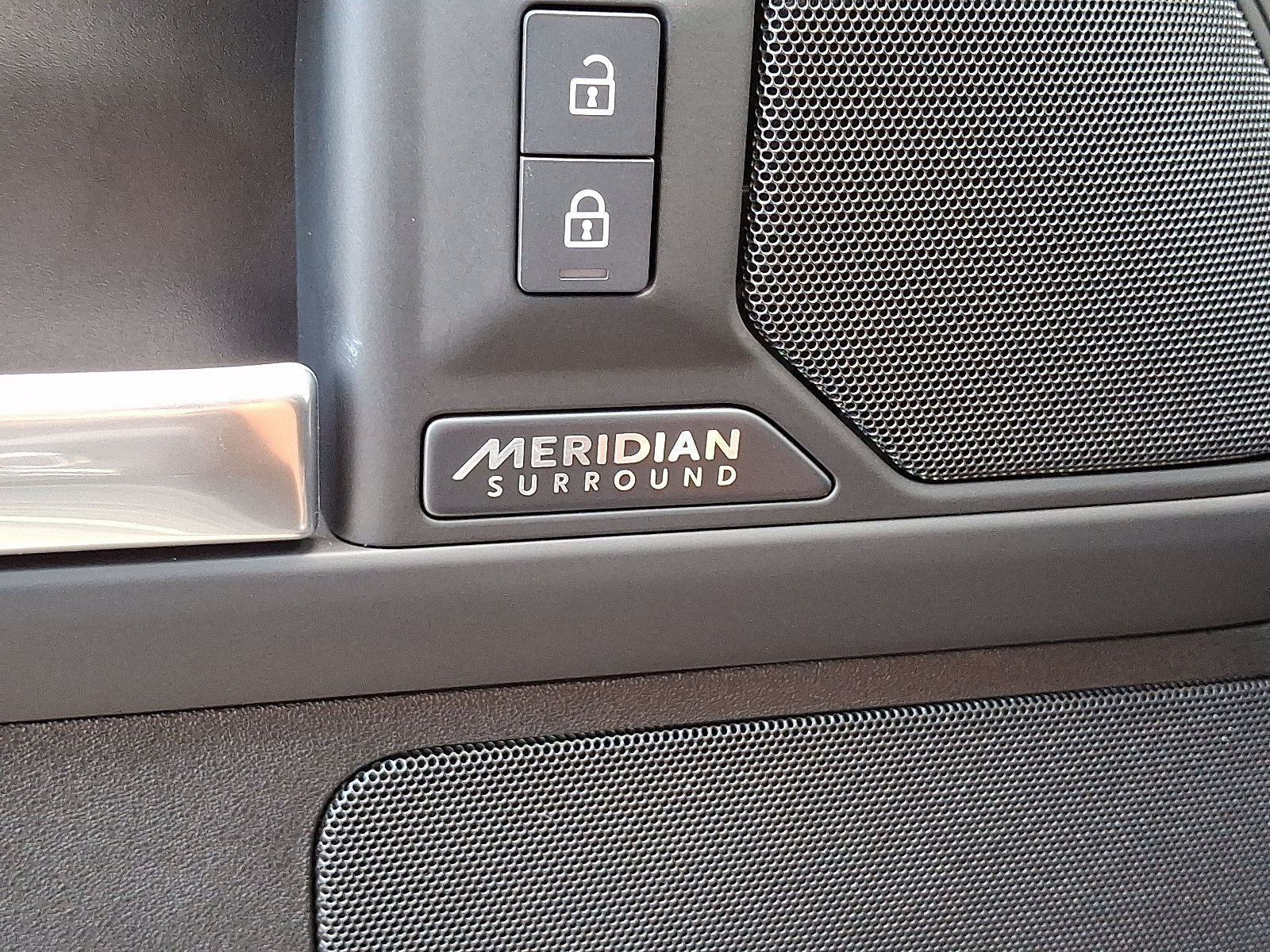 Certified 2025 Land Rover Defender 130 X-Dynamic SE AWD/4WD image 27