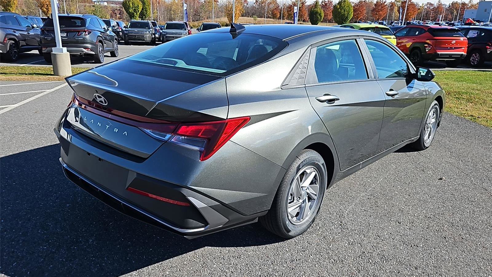 New 2025 Hyundai Elantra SE image 7