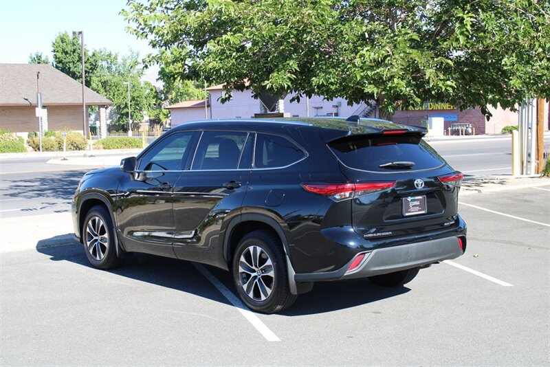 Used 2021 Toyota Highlander XLE AWD/4WD image 2