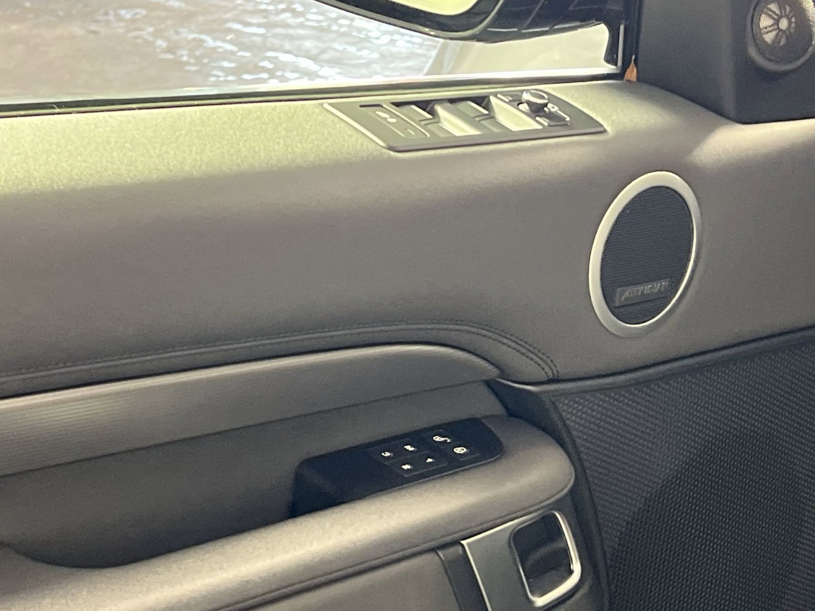 Used 2020 Land Rover Discovery HSE image 15