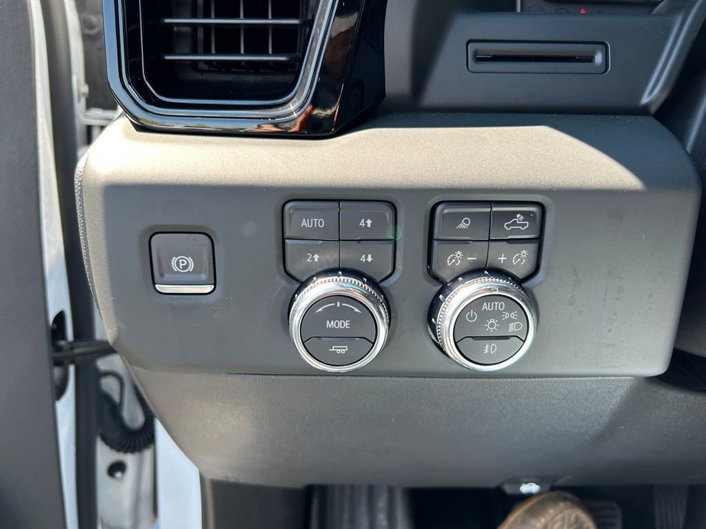 Used 2024 GMC Sierra 1500 AT4 w/ AT4 Preferred Package image 9