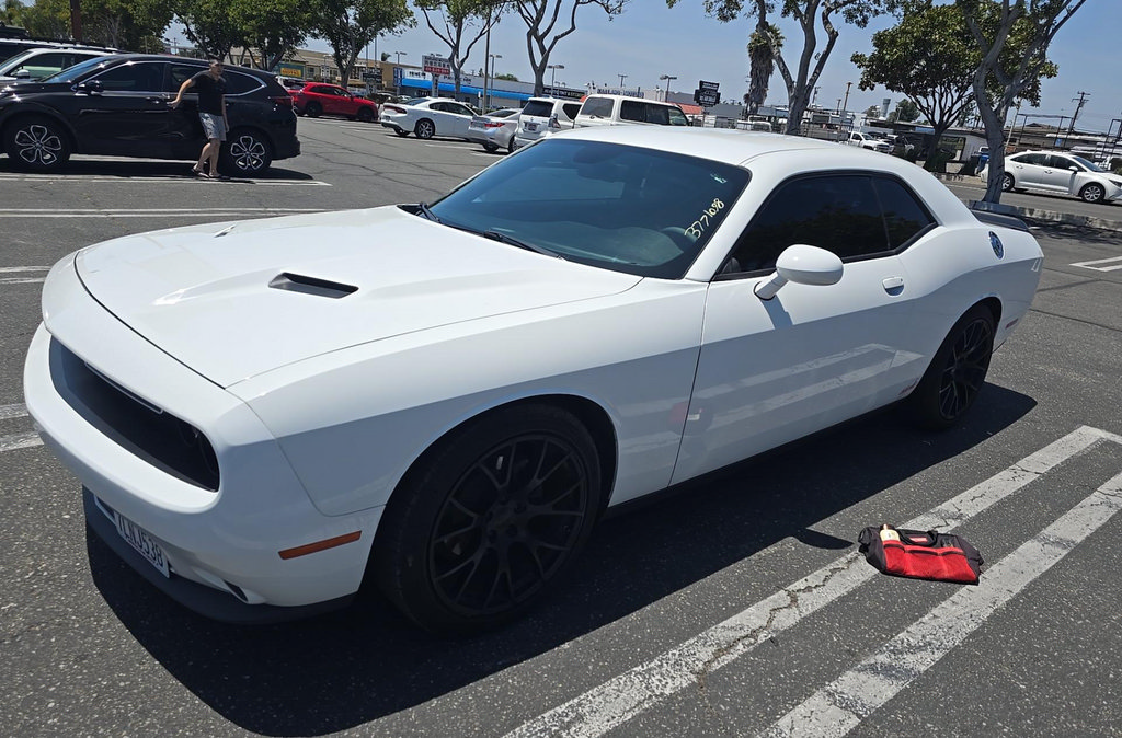 Used 2015 Dodge Challenger SXT RWD image 1