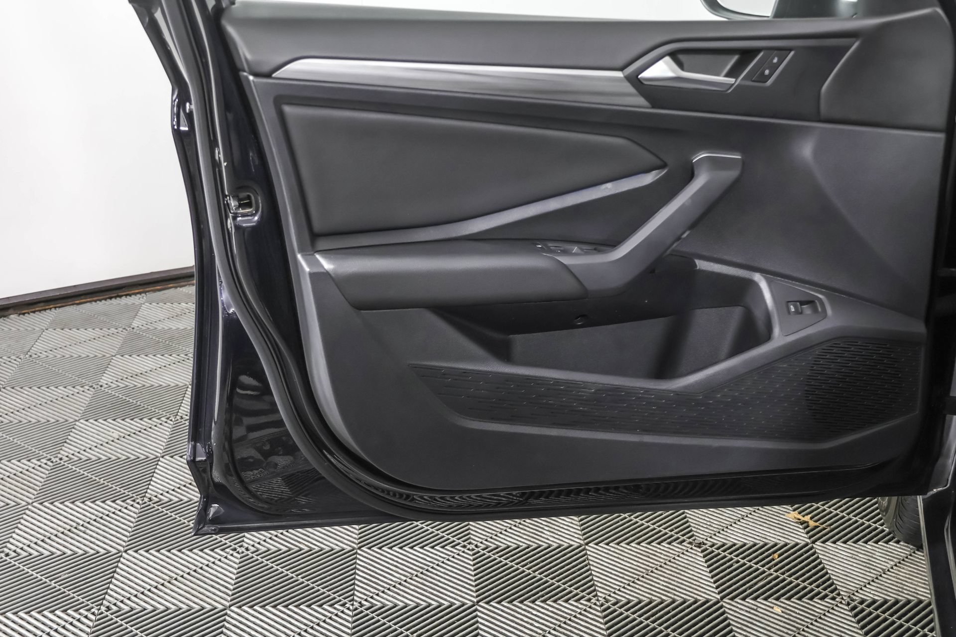 Used 2019 Volkswagen Jetta SEL w/ Cold Weather Package FWD image 34