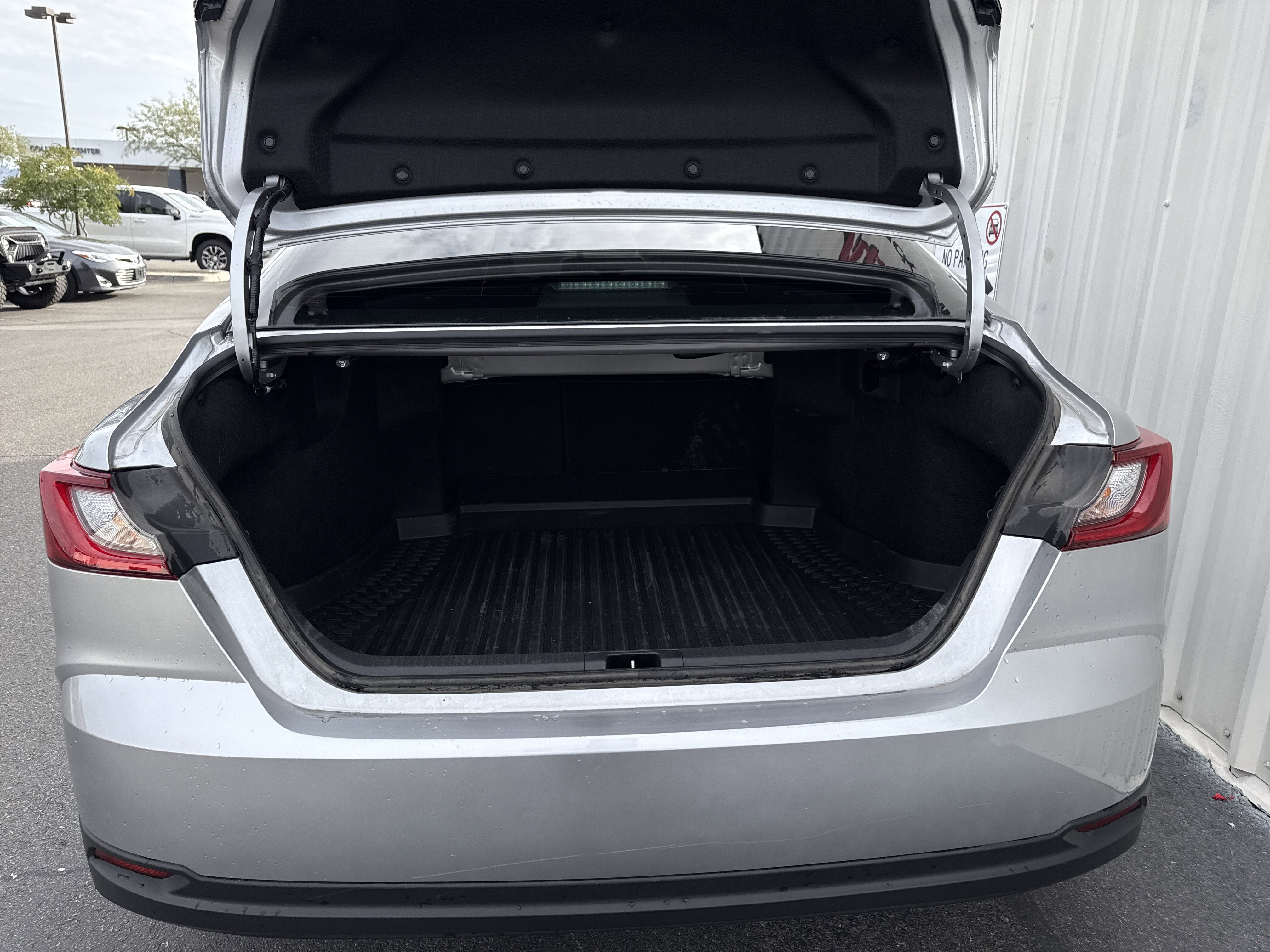 Used 2025 Toyota Camry LE image 10