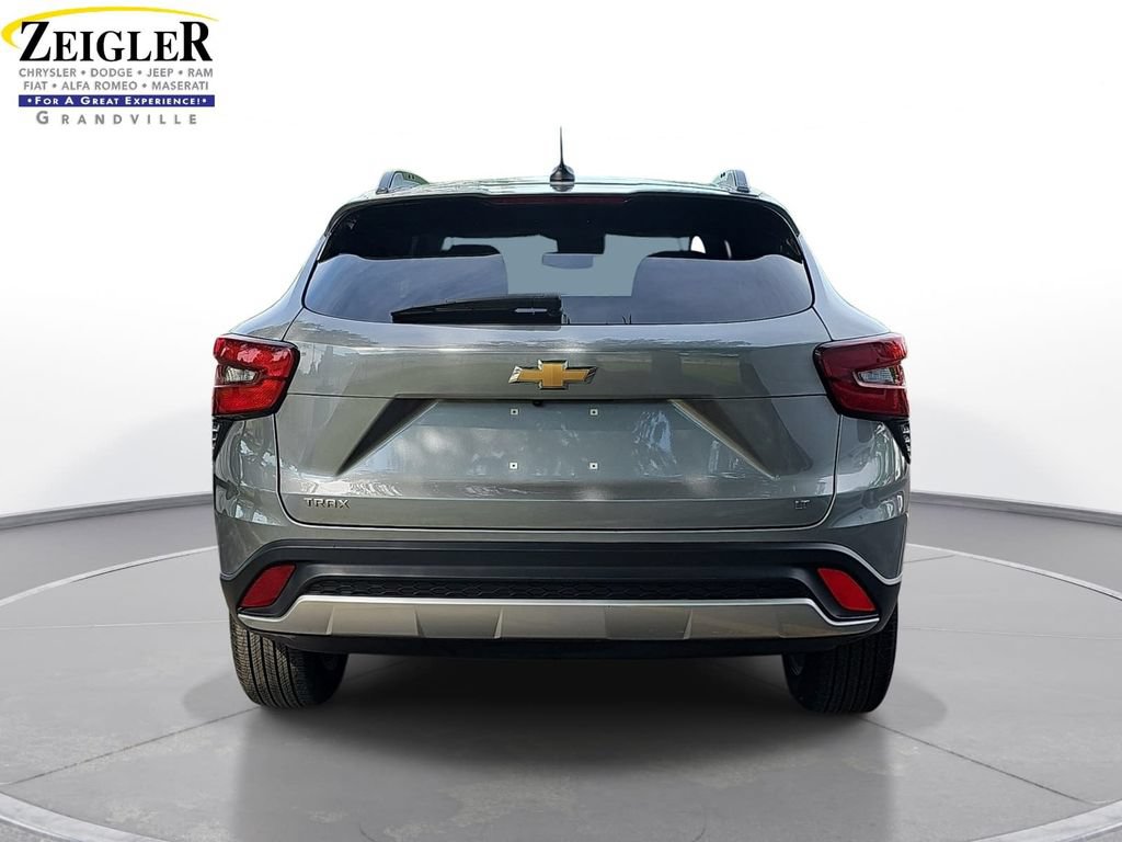 Used 2025 Chevrolet Trax LT w/ LT Convenience Package FWD image 6