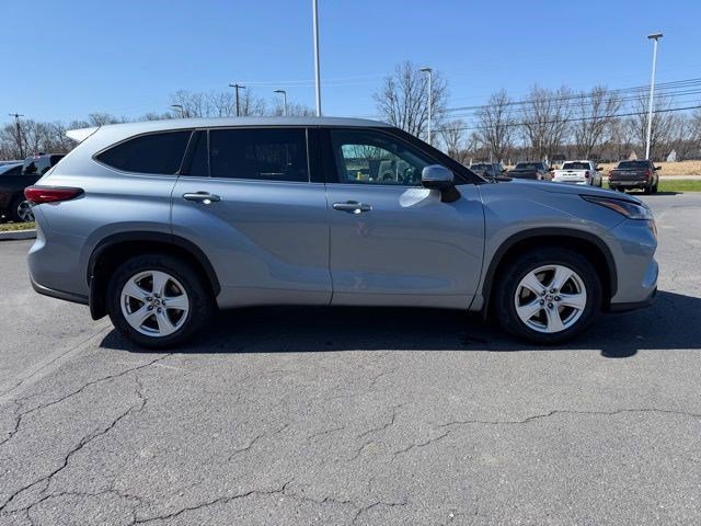 Used 2021 Toyota Highlander LE AWD/4WD image 8