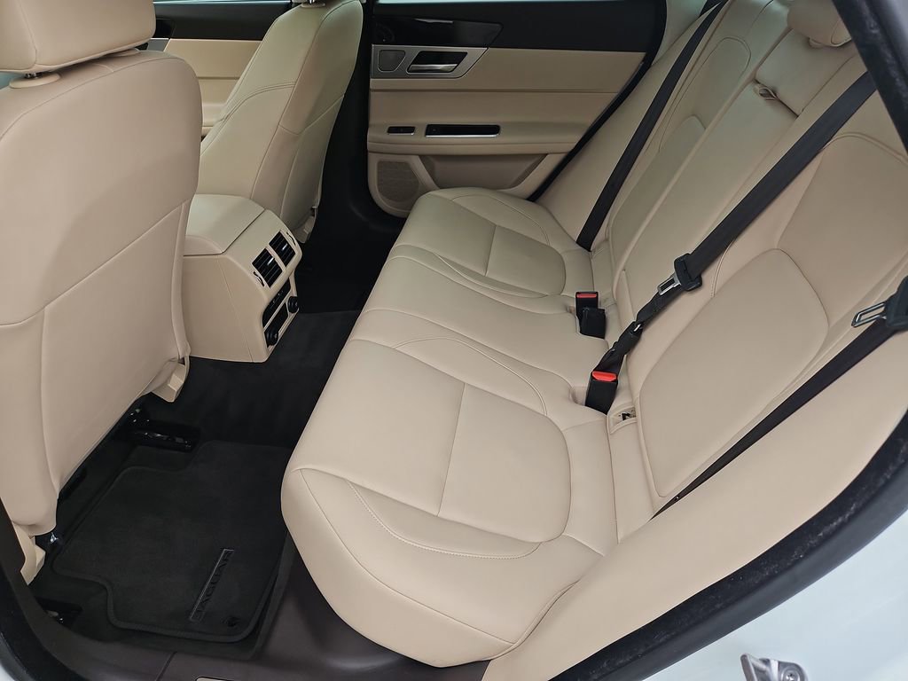 Used 2020 Jaguar XF Premium image 17