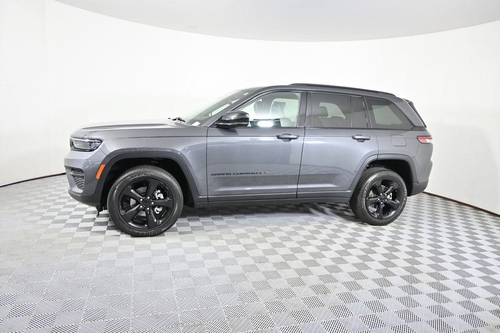 Used 2023 Jeep Grand Cherokee Altitude AWD/4WD image 2