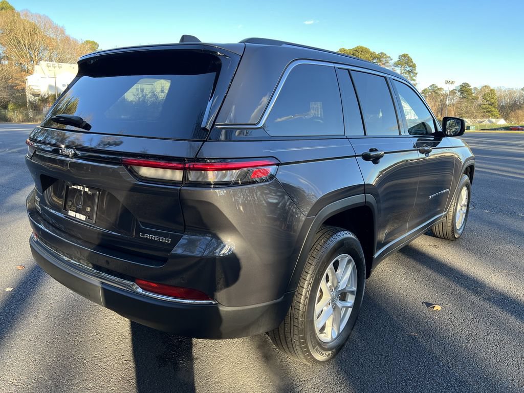 Used 2023 Jeep Grand Cherokee Laredo AWD/4WD image 3