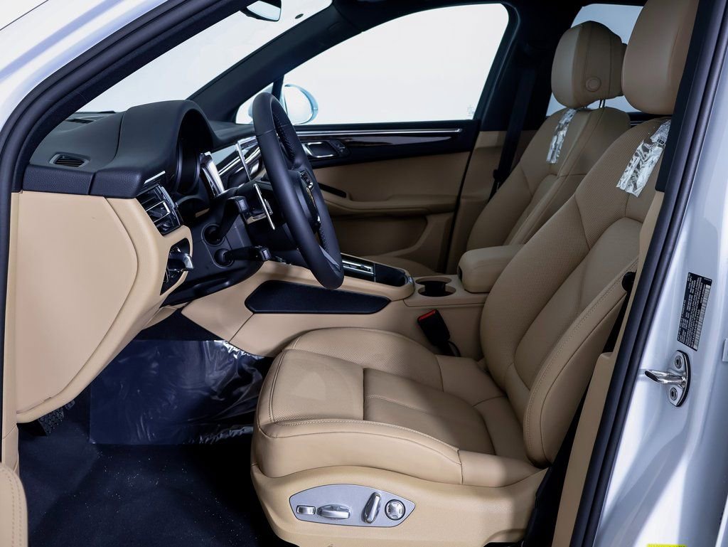 Certified 2025 Porsche Macan AWD/4WD image 6