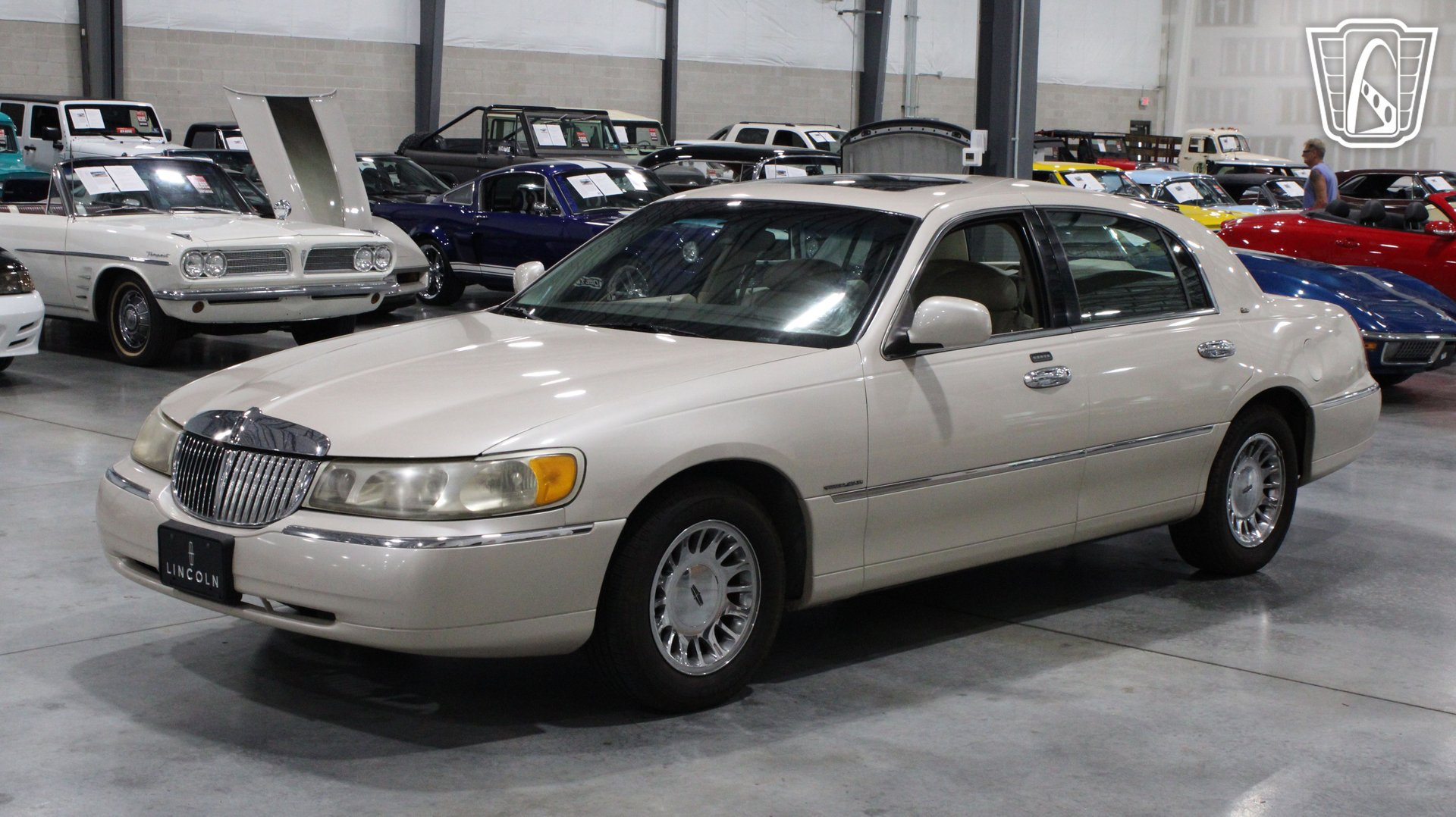 Used 1999 Lincoln Town Car Cartier RWD image 12