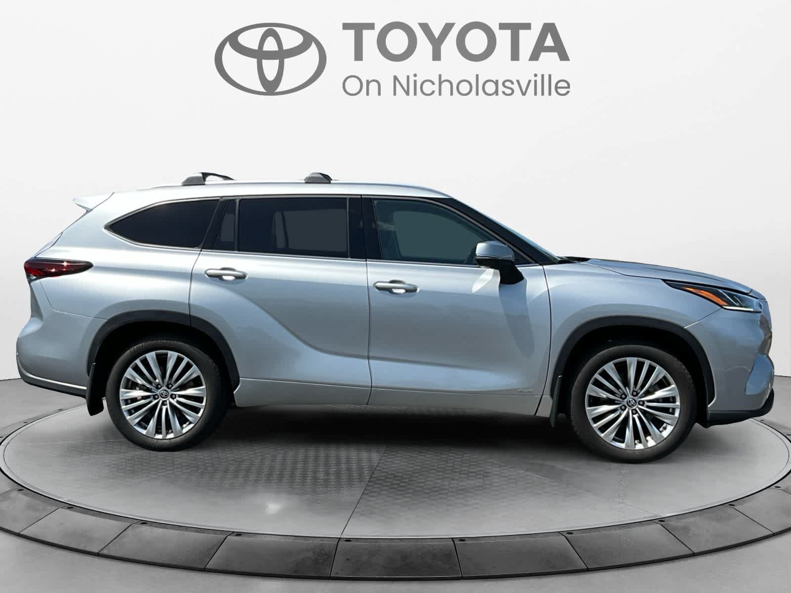 Used 2025 Toyota Highlander Platinum AWD/4WD image 6