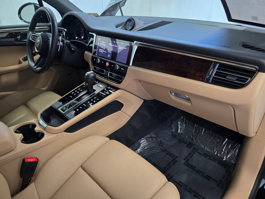 Certified 2025 Porsche Macan image 32
