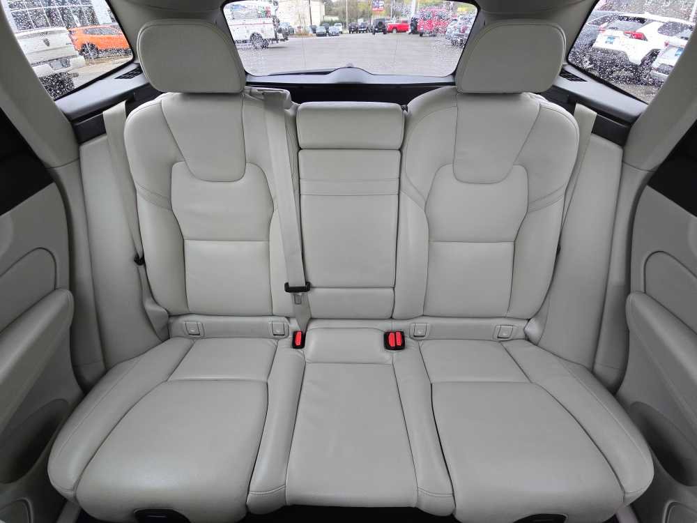 Used 2021 Volvo XC60 T5 Momentum w/ Advanced Package image 17