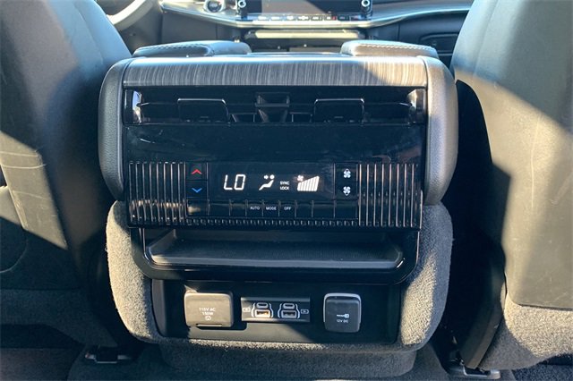 Used 2024 Jeep Wagoneer Series II w/ Flexible Seating Group image 24