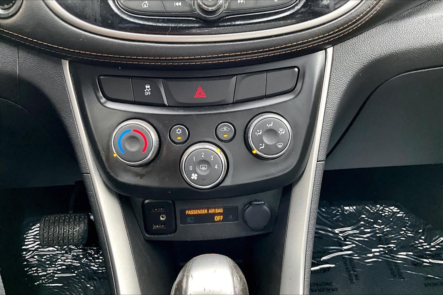 Used 2019 Chevrolet Trax LT w/ LT Convenience Package FWD image 32