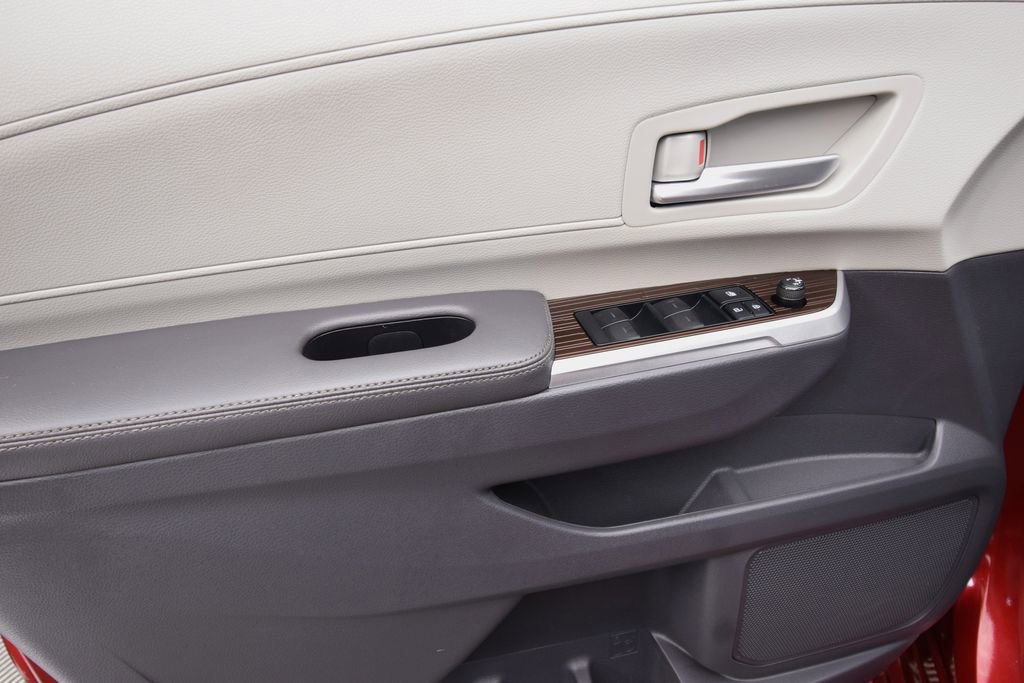 Used 2021 Toyota Sienna XLE image 28