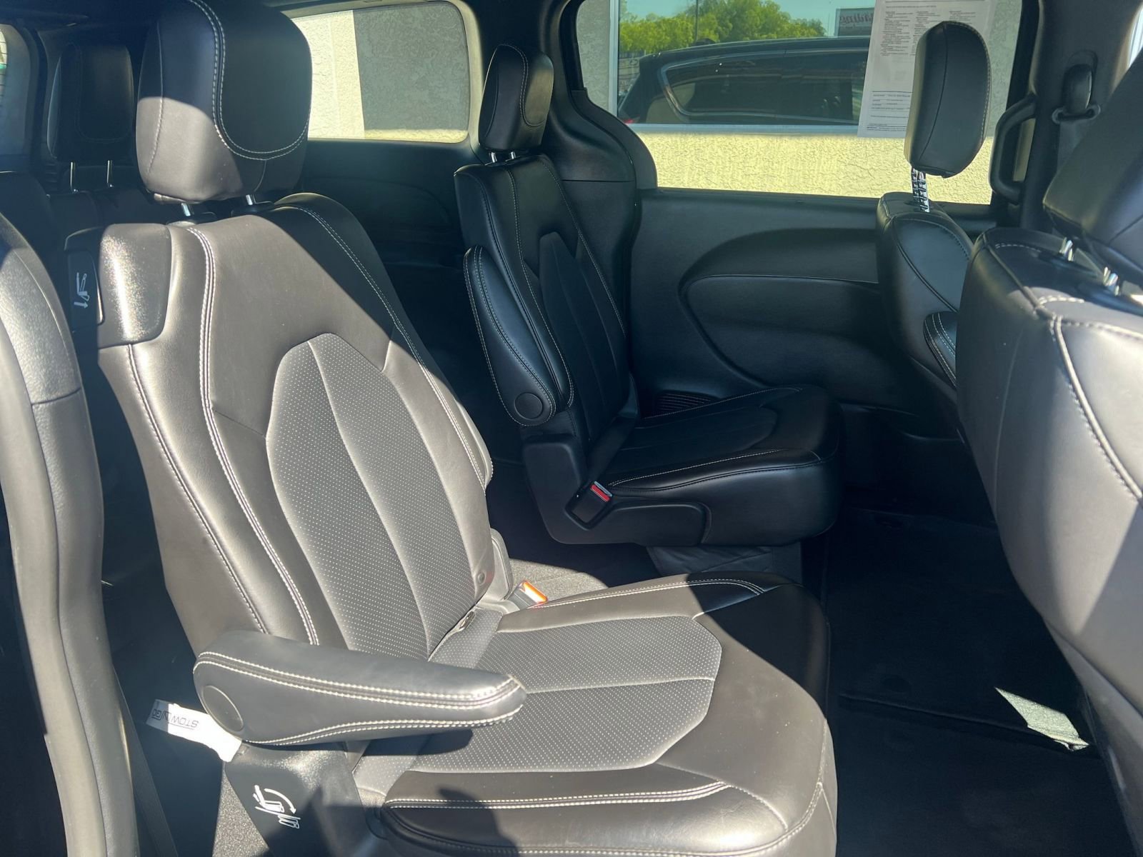 Used 2025 Chrysler Pacifica Select image 42